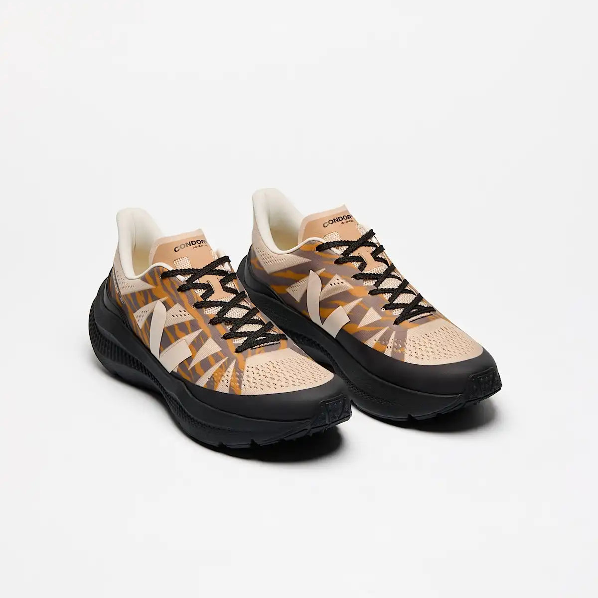 CONDOR 3 ADVANCED VEJA X CÉSAR VILLALBA AREIA CASHEW OURO